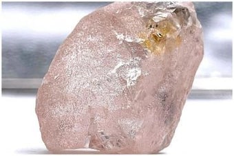 Pink Diamond: अंगोला की खदान से मिला बेशकीमती गुलाबी हीरा, बीते 300 सालों में सबसे बड़ा होने का दावा
