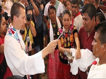 VIDEO: मगरमच्‍छ को मैक्सिको के मेयर ने चुना अपना जीवनसाथी, इस अनोखी शादी में जुटे हजारों लोग