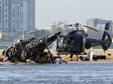 ऑस्ट्रेलिया में समुद्र तट के ऊपर आपस में टकराए दो हेलीकॉप्टर, चार की मौत | VIDEO