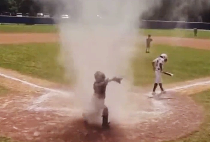 तगड़े बवंडर में फंस गया बेसबॉल का खिलाड़ी, मगर अंपायर ने बचाकर ही दम लिया- देखें वीडियो