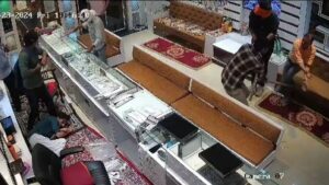 66c93e781c4c7-loot-in-jwellers-shop-245919254-16x96935868527318870311