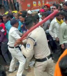 lathi-charge-910x10246008381881944402627
