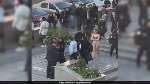 hfoa5qi8_iran-woman-protesting_625x300_02_november_242988655135949692376