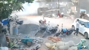 an-oil-tanker-fell-off-flyover-on-mumbai-ahmedabad-expressway-in-palghar_v_jpg--1280x720-4g3285743060158109911