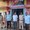 CG crime news:मूंछ पर ताव और गला काटने के इशारे पर मर्डर:रॉड से युवक के हाथ-पैर तोड़े, बॉडी पर 20 फ्रैक्चर मिले; पिता-बेटा गिरफ्तार